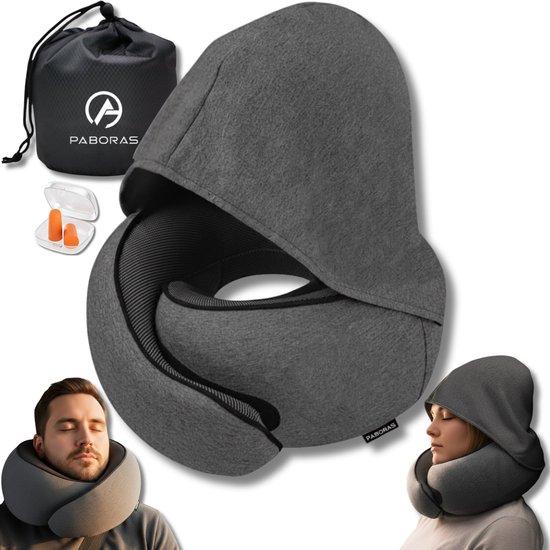 Coussin de voyage gris à capuche intégrée, avec accessoires présentés sur la photo